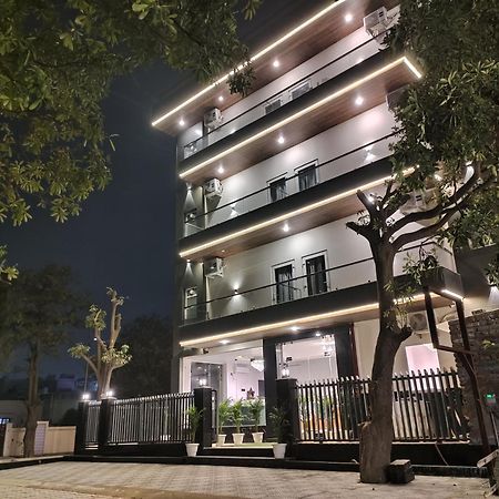 Emerald Suites Greater Noida Exterior foto