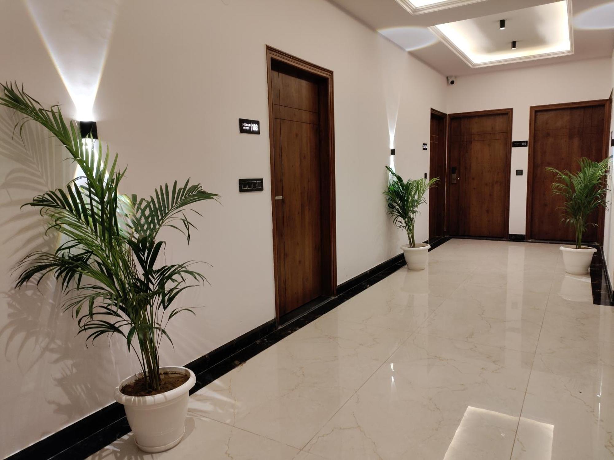 Emerald Suites Greater Noida Exterior foto