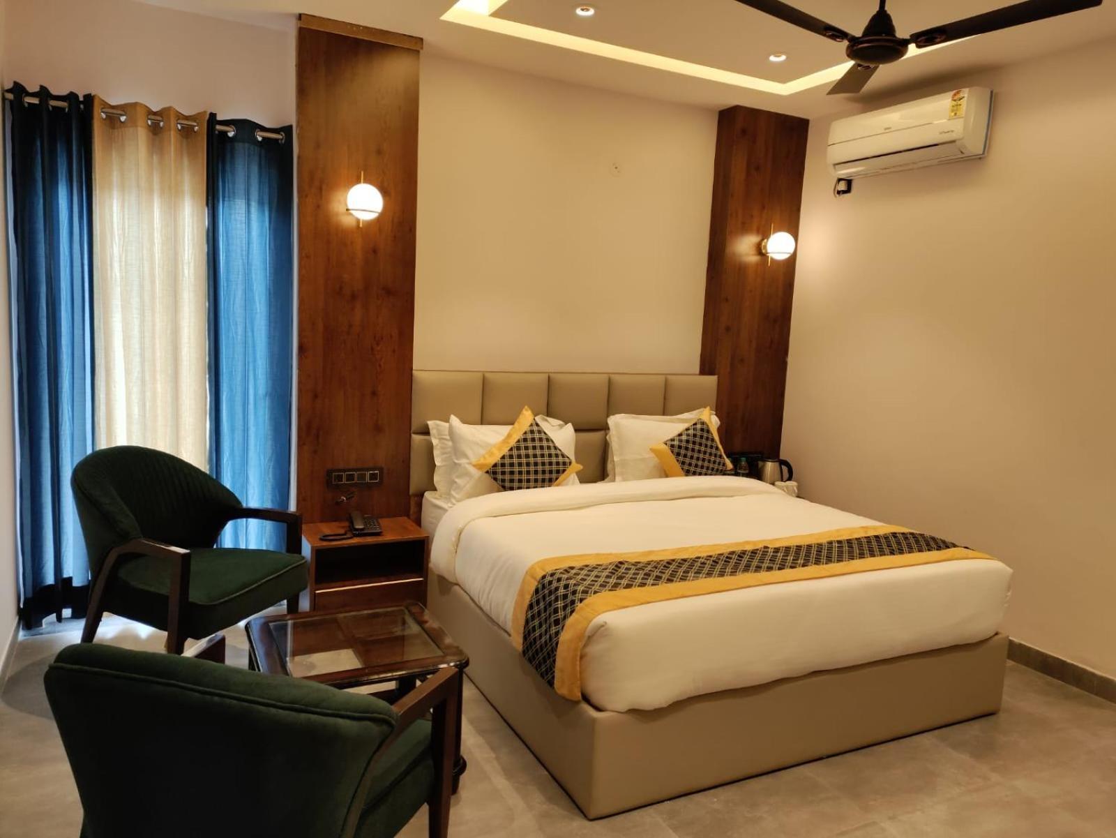 Emerald Suites Greater Noida Exterior foto