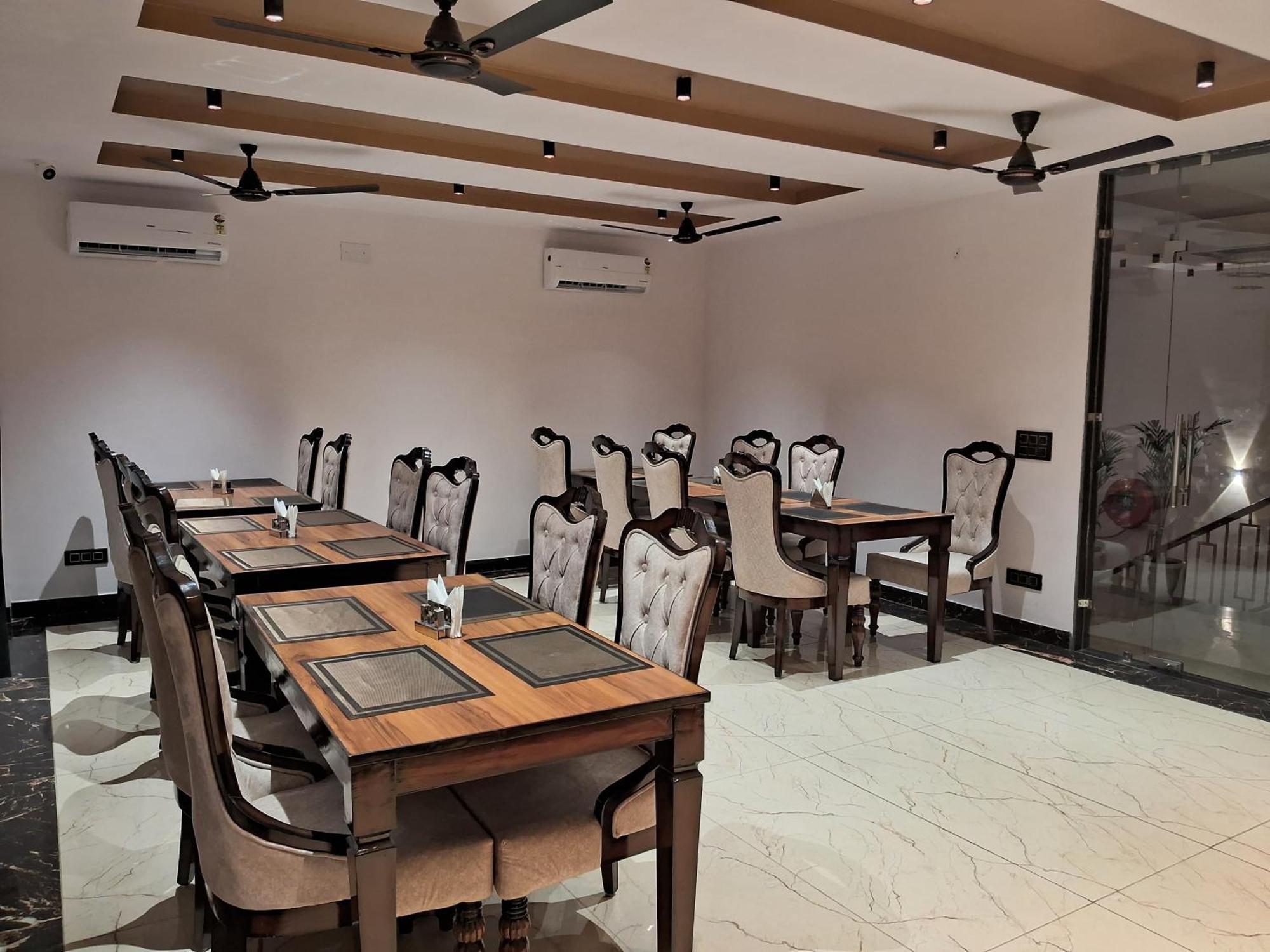 Emerald Suites Greater Noida Exterior foto